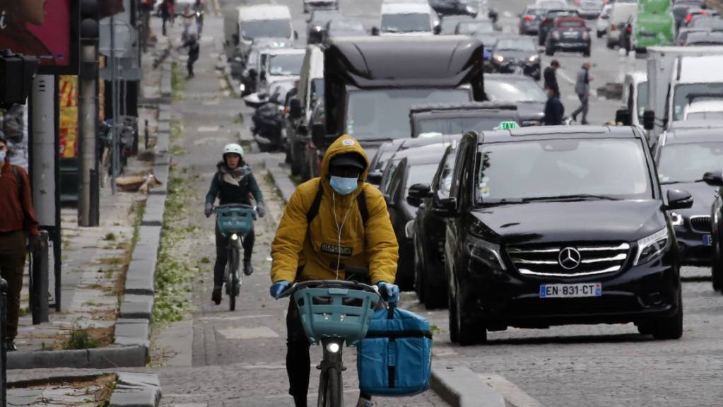 Paris erwacht: Verkehr auf den Champs Elysée am Montagmorgen. Erstmals dürfen Französinnen und Franzosen wieder ohne Passierschein auf die Strasse-