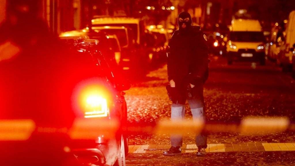 Ausnahmezustand in Belgien: Spezialeinheiten haben nach den Anschlägen von Paris 16 Personen vorübergehend festgenommen. Der Einsatz läuft weiter.