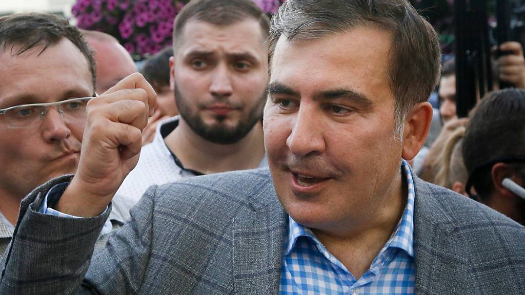 ARCHIV - Michail Saakaschwili, ehemaliger Präsident von Georgien, spricht nach seiner Ankunft am Flughafen Boryspil mit Journalisten. Foto: Efrem Lukatsky/AP/dpa