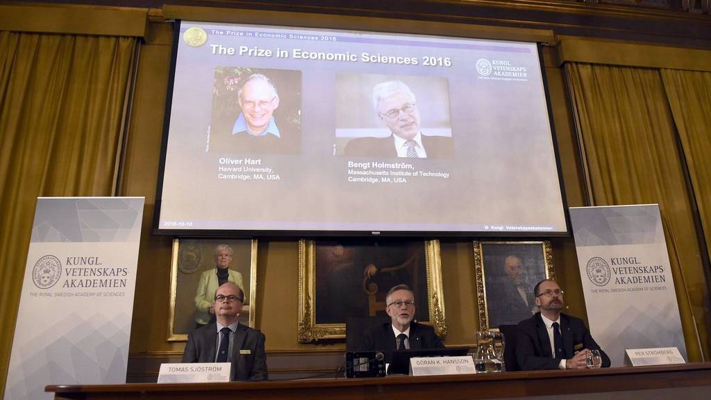 Das Nobelpreiskomitee gibt die beiden Gewinner des Wirtschaftsnobelpreises bekannt.
