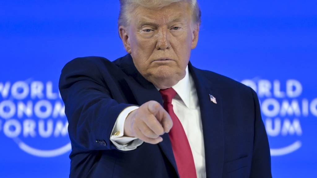 Ein Indikator für die Schweizer Konjunktur ist im Januar in den negativen Bereich gefallen. Schuld daran ist nach Ansicht der UBS wohl die Grönlandkrise, die US-Präsident Donald Trump ausgelöst hat. (Im Archivbild Trump am WEF)