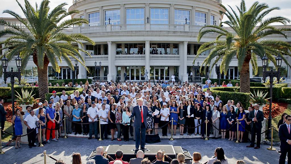 Donald Trump im Jahr 2016 - damals noch als Präsidentschaftskandidat - bei einer Rede vor seinem Golfclub «Trump National Doral» in Miami im US-Bundesstaat Florida. (Archivbild)