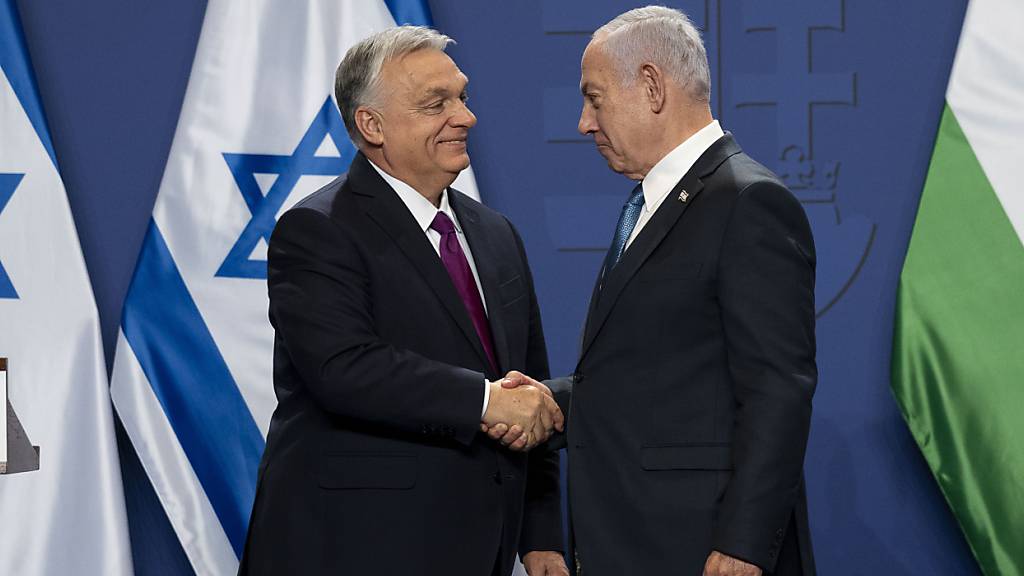 Der israelische Ministerpräsident Benjamin Netanjahu (r) und der ungarische Ministerpräsident Viktor Orban geben sich nach einer Presseerklärung im Karmeliterkloster in der Budaer Burg, die Hand. Foto: Denes Erdos/AP/dpa