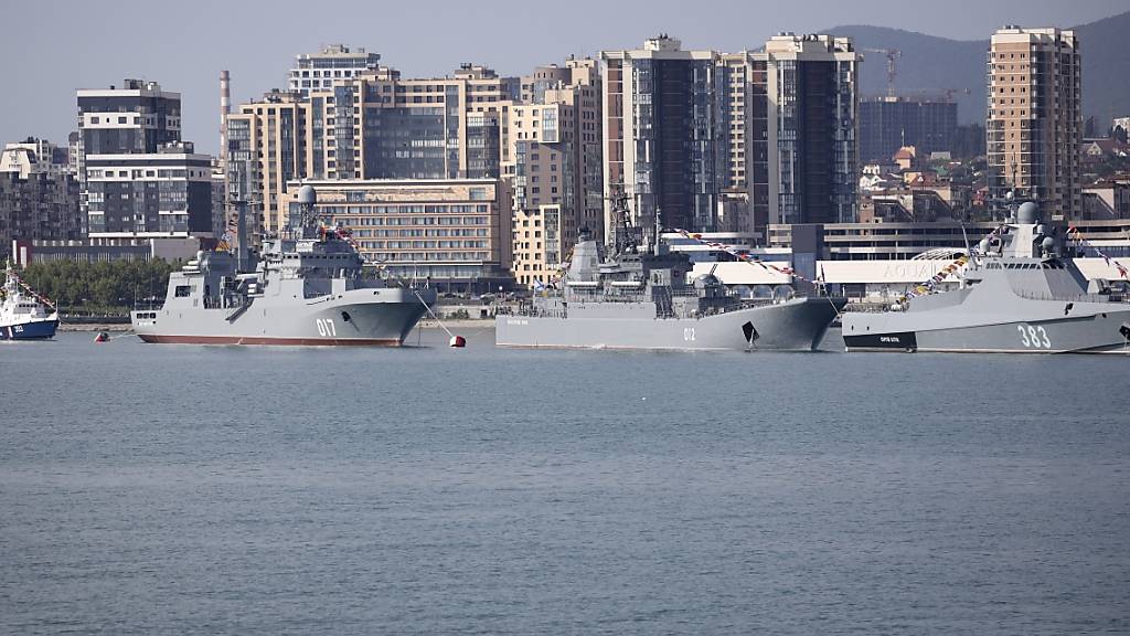 ARCHIV - Kriegsschiffe sind während der Feierlichkeiten zum Tag der Marine in Noworossijsk zu sehen. Foto: Uncredited/AP/dpa/Archiv