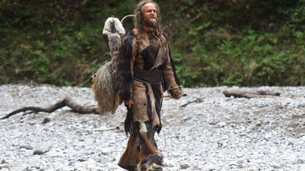 Jürgen Vogel als Ötzi im Film «Iceman». Schweizer Forscher haben eine Schnur aus dem Besitz des echten Eismanns als Bogensehne identifiziert - die älteste ihrer Art weltweit. (Handout)