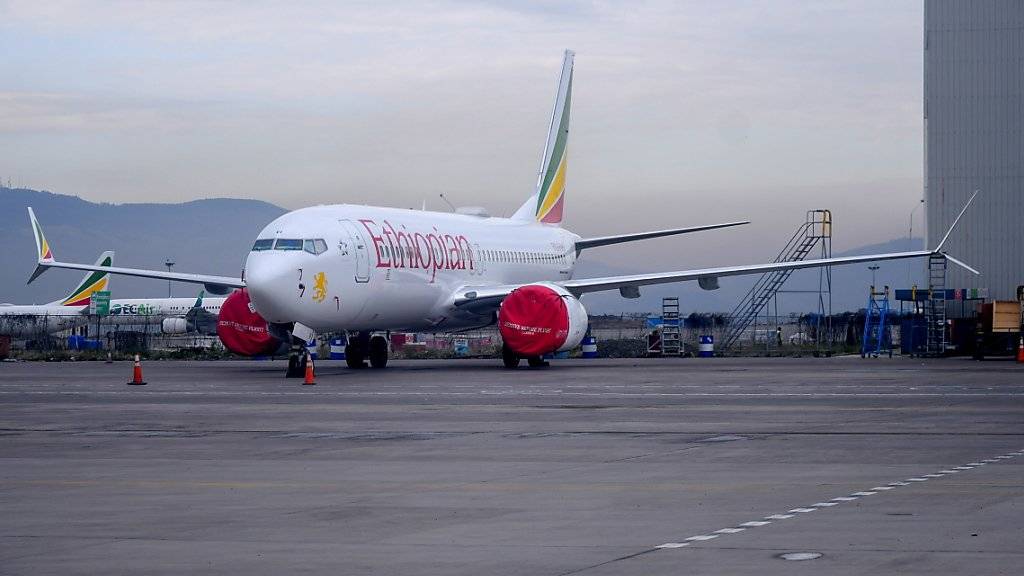 Eine Boeing 737 Max 8 der Ethiopian Airlines auf dem Flughafen in Addis Abeba. Nach dem Absturz einer Maschine diesen Typs empfiehlt Äthiopien die Überprüfung der umstrittenen Steuerungssoftware. (Archiv)