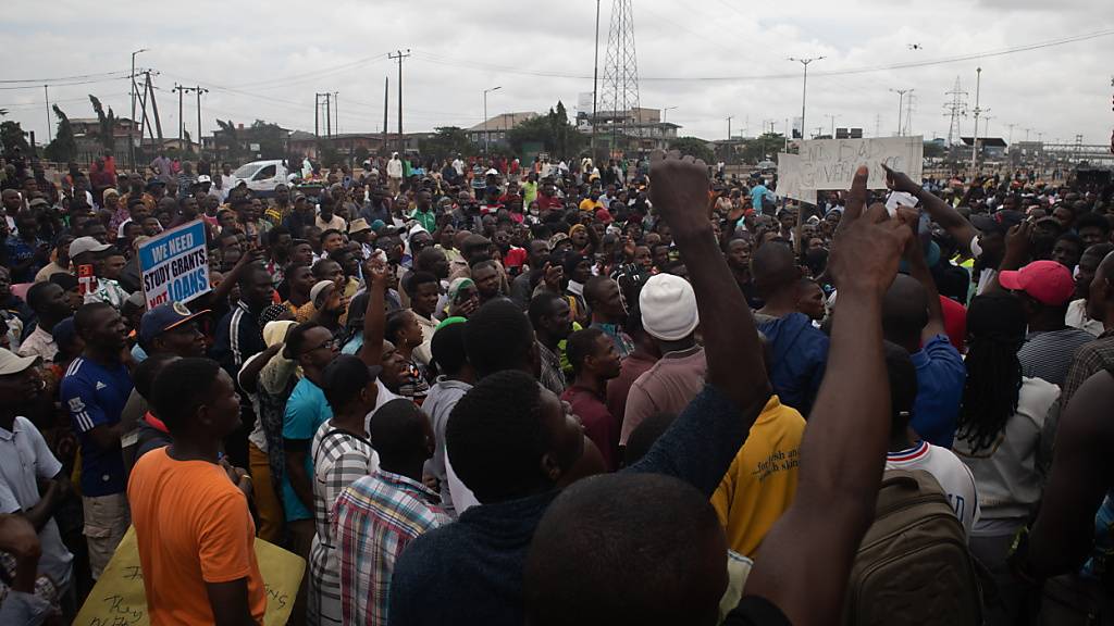 Vor allem junge Menschen gehen in Nigeria auf die Strasse, um gegen die Wirtschaftspolitik in Afrikas bevölkerungsreichstem Staat zu demonstrieren. (Archivbild)