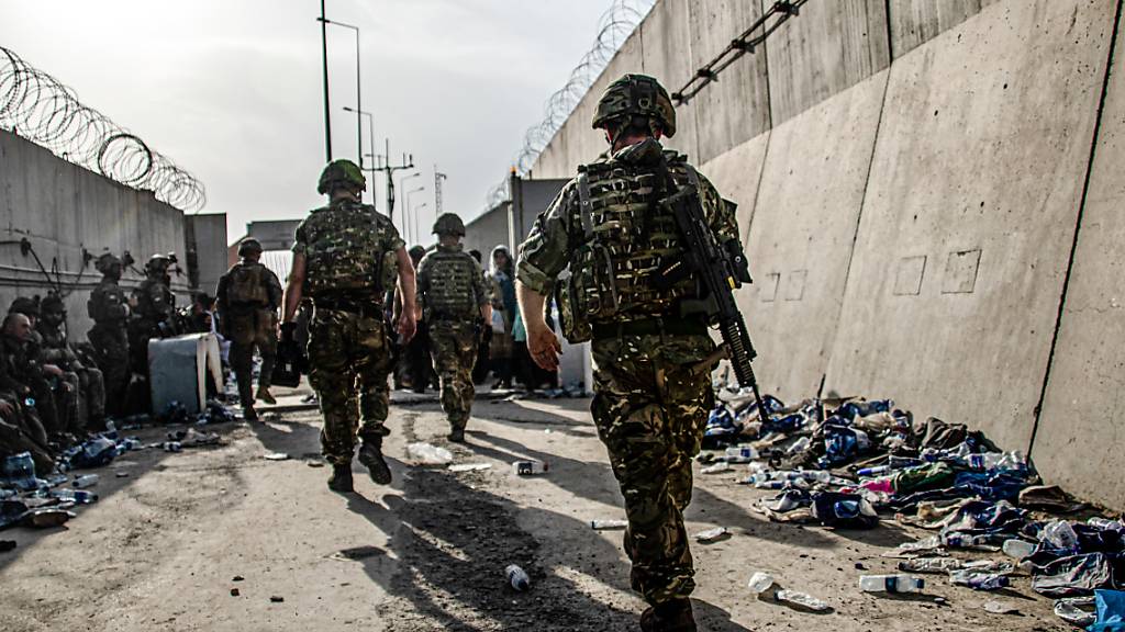 HANDOUT - Britische Streitkräfte am Flughafen von Kabul. Foto: Lphot Ben Shread/Mod/PA Media/dpa - ACHTUNG: Nur zur redaktionellen Verwendung im Zusammenhang mit der aktuellen Berichterstattung und nur mit vollständiger Nennung des vorstehenden Credits