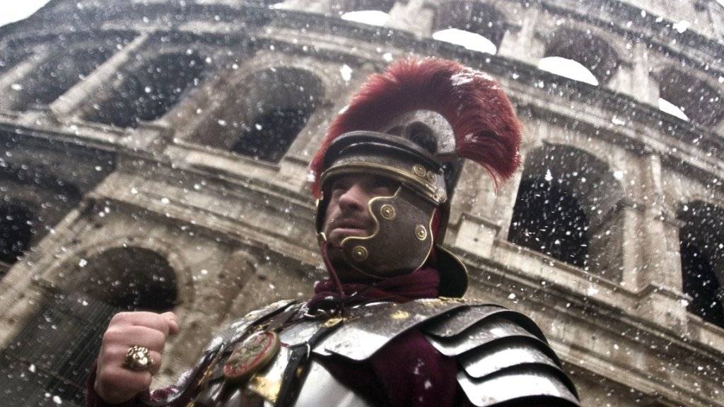 Seit Jahren bieten sich als Galdiatoren verkleidete Männer vor dem Kolosseum in Rom als Foto-Sujet für Touristen an. Nun könnte damit Schluss sein (Symbolbild).