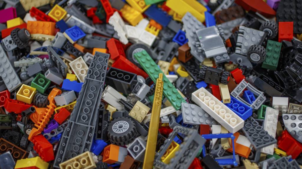 Lego, Plüschtiere und Autos: In der Schweiz wurde im ersten Halbjahr zwar weniger Spielzeug gekauft, aber  dafür zu höheren Preisen.