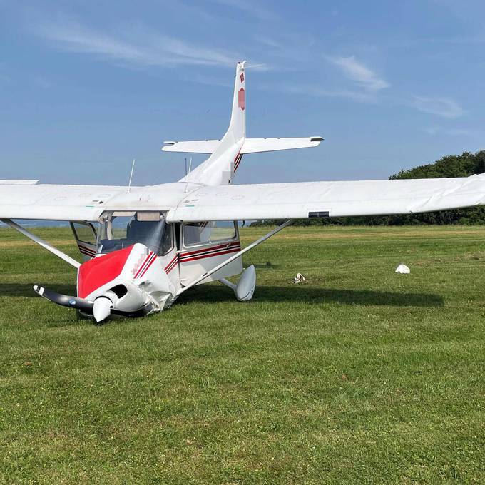 Beim Start vom Flugplatz Buttwil: Kleinflugzeug stürzt aus wenigen Metern ab