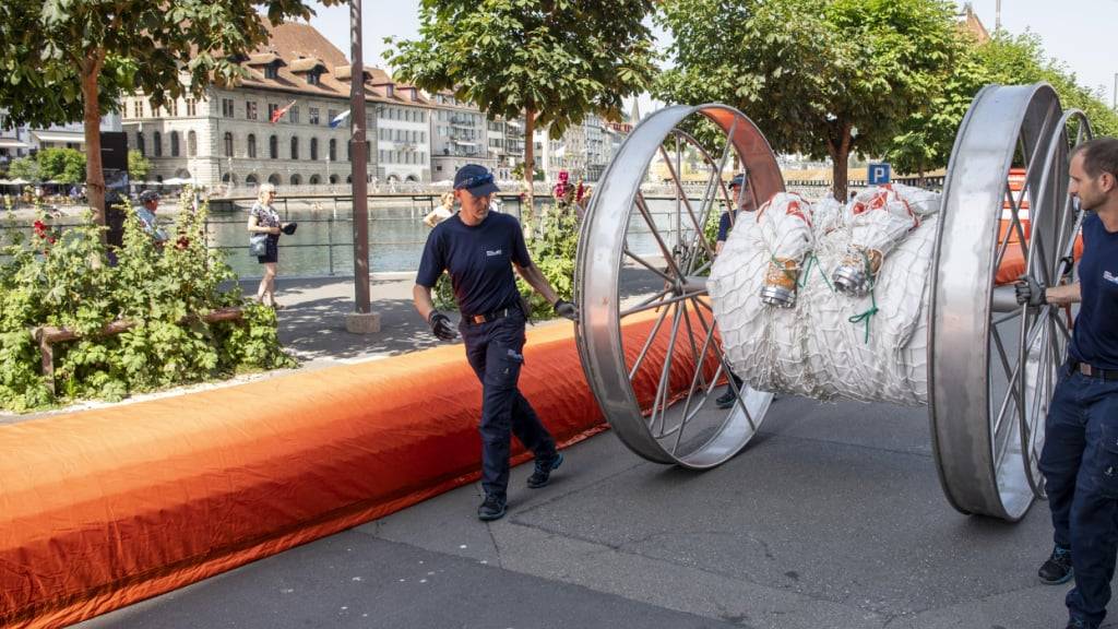 Die Mobiliar finanzierte bereits für die Feuerwehr der Stadt Luzern ein mobiles Deichsystem. Nun hat auch der Kanton Obwalden eins erhalten. (Archvibild)