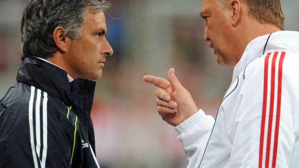 Der Noch-Trainer und sein designierter Nachfolger: Louis van Gaal (rechts) unterhält sich 2010 als Bayern-Coach mit dem damaligen Real-Coach José Mourinho