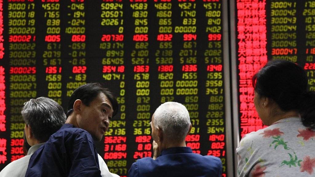 Positives Echo einzig in China: Investoren vor dem Tableau mit den Börsenkursen in einem Brokerbüro in Peking.