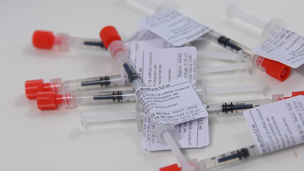 Spritzen für die dritte Impfung gegen das Coronavirus liegen auf einem Tisch. In Frankreich gab es einen großen Ansturm auf die Termine zur Auffrischungsimpfung. Foto: Robert Michael/dpa-Zentralbild/dpa