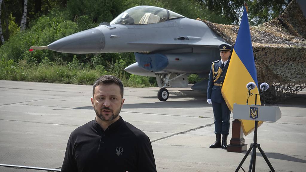 Wolodymyr Selenskyj, Präsident der Ukraine, beantwortet Fragen der Medien vor einem der F-16-Kampfjets der ukrainischen Luftwaffe. Foto: Efrem Lukatsky/AP/dpa