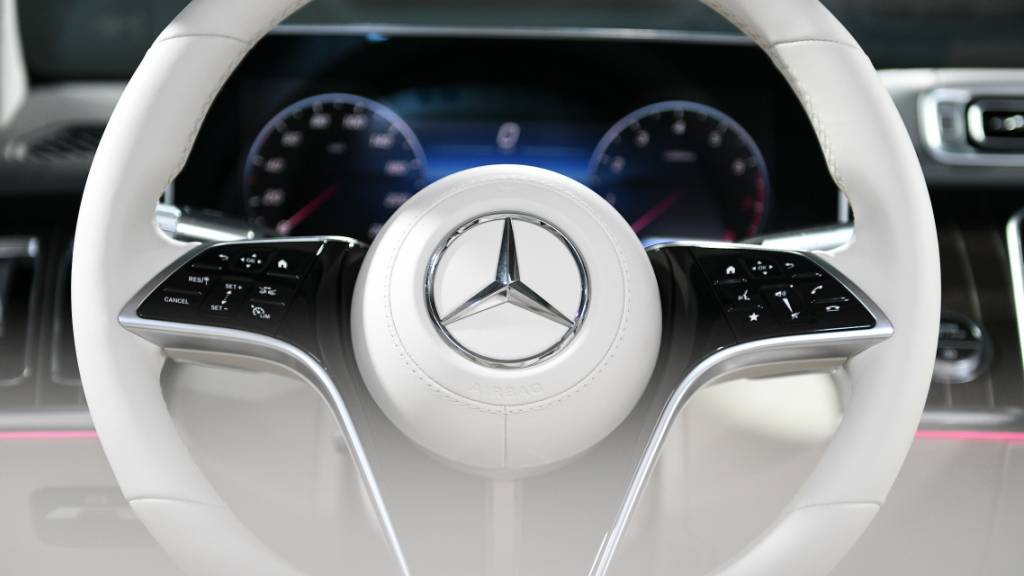 Wenige Monate nach dem Marktstart muss Daimler bis zu 1400 Luxuslimousinen der neuen Mercedes-S-Klasse weltweit zurückrufen. Bei bestimmten Fahrzeugen wurde in der Vorderachslenkung nicht die richtige Spurstange verbaut. (Archivbild)