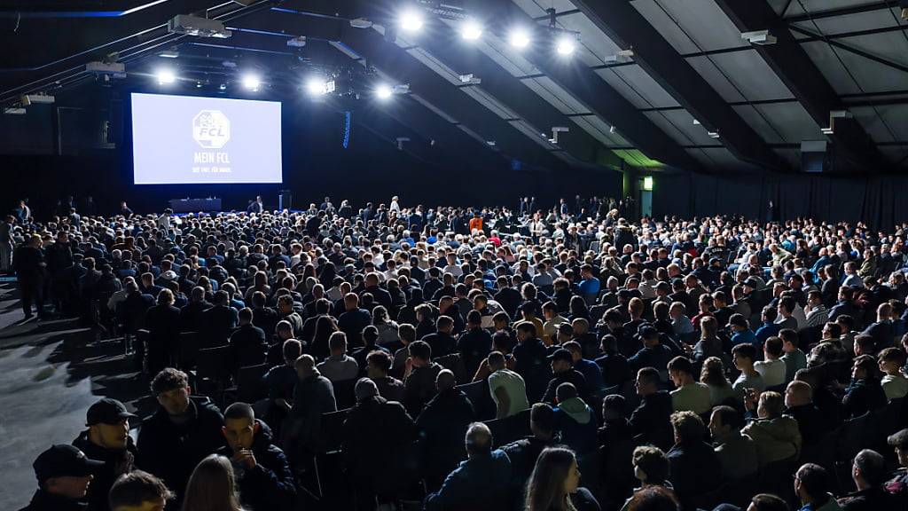 Viele Fans wohnten der Generalversammlung des FC Luzern auf dem Messeareal bei
