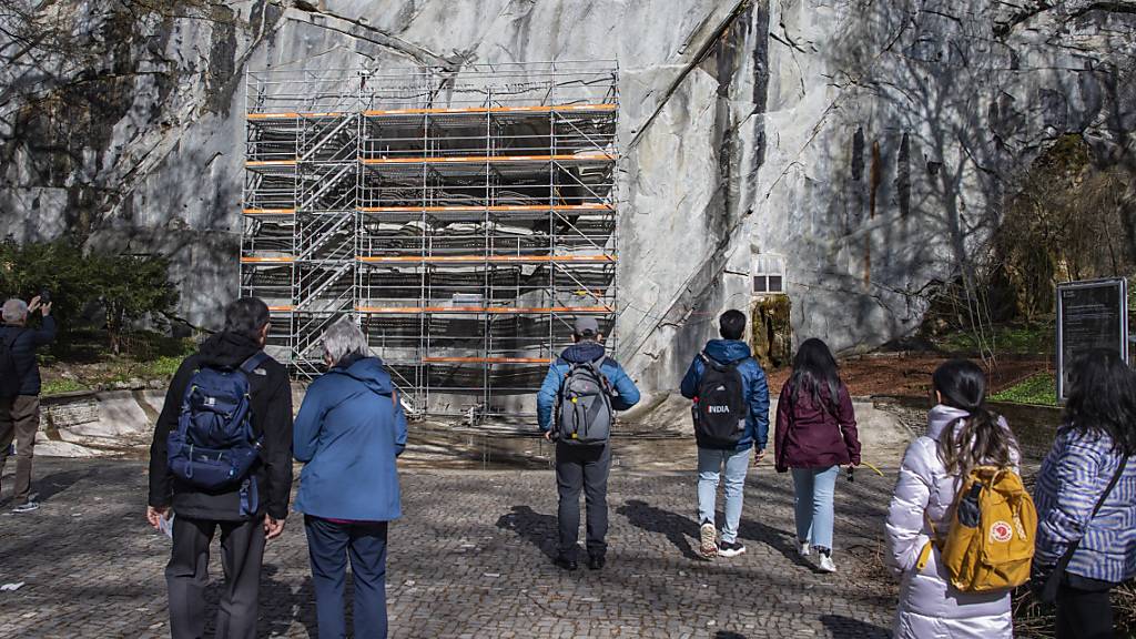 Für Touristinnen und Touristen bot das Löwendenkmal in den letzten Monaten einen enttäuschenden Anblick. (Archivaufnahme)