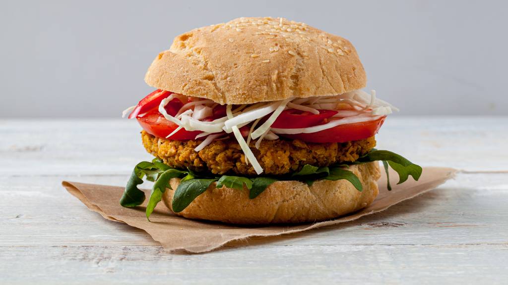 Der Kichererbsen-Burger ist die fleischlose Alternative.