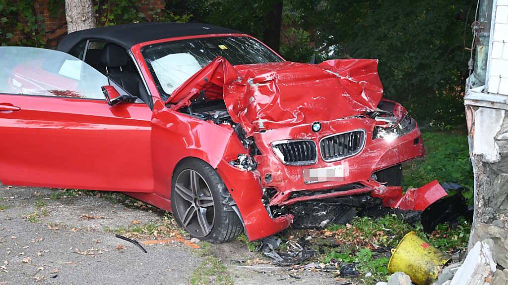 Ein 64-jähriger Autofahrer ist am Freitagabend in Mörschwil in eine Hauswand gefahren. Die Unfallursache ist noch unklar.