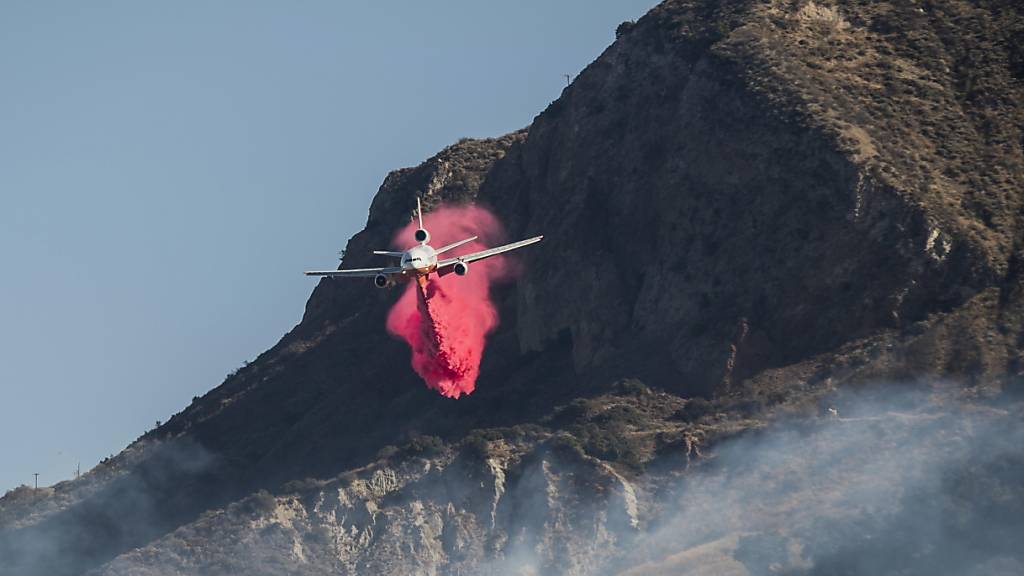 Neuer Brand eingedämmt: Ein Löschflugzeug - ein sogenannter Very Large Air Tanker - im Einsatz gegen das «Maria»-Feuer in Ventura, Kalifornien.