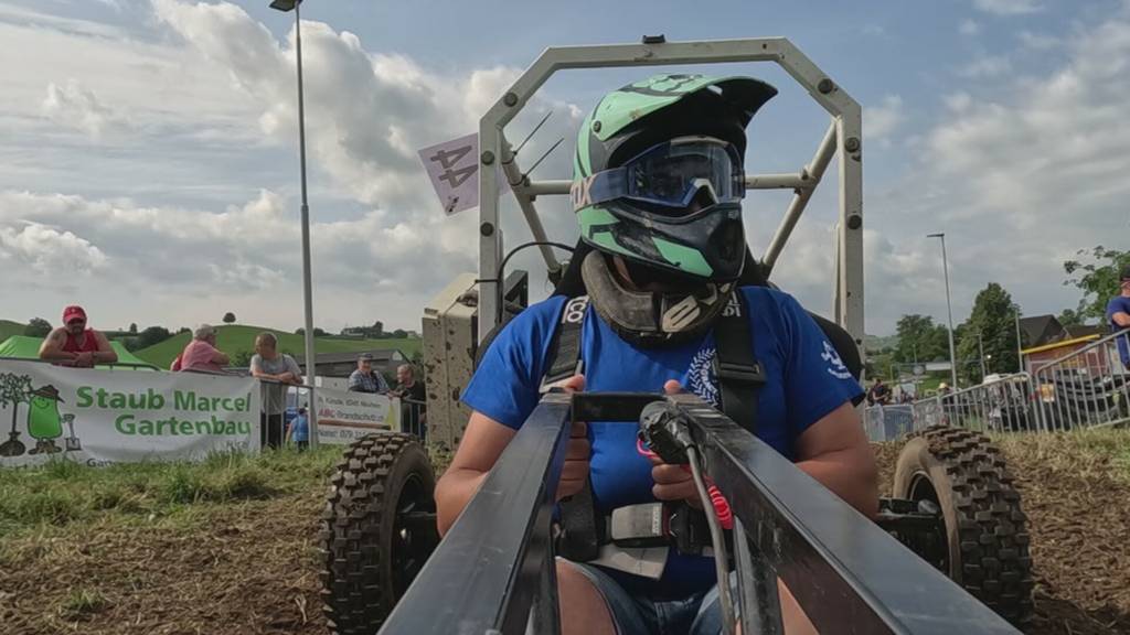 Aufgemotzte Gefährte und Dreck am Einachserrennen in Neuheim