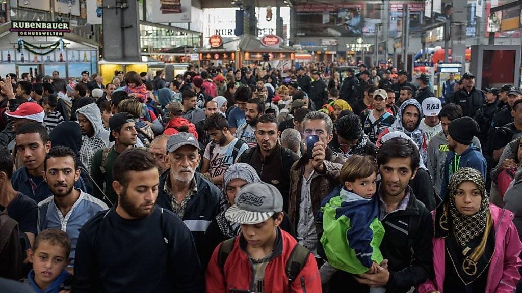 Tausende Flüchtlinge sind am Sonntag nach einer langen Reise in München aus dem Zug gestiegen.