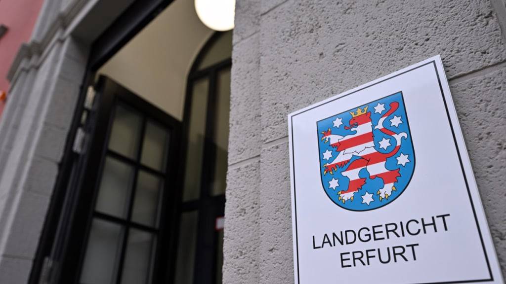 ARCHIV - Ein Schild weist am Eingang auf das Landgericht Erfurt hin. Foto: Martin Schutt/dpa-Zentralbild/dpa