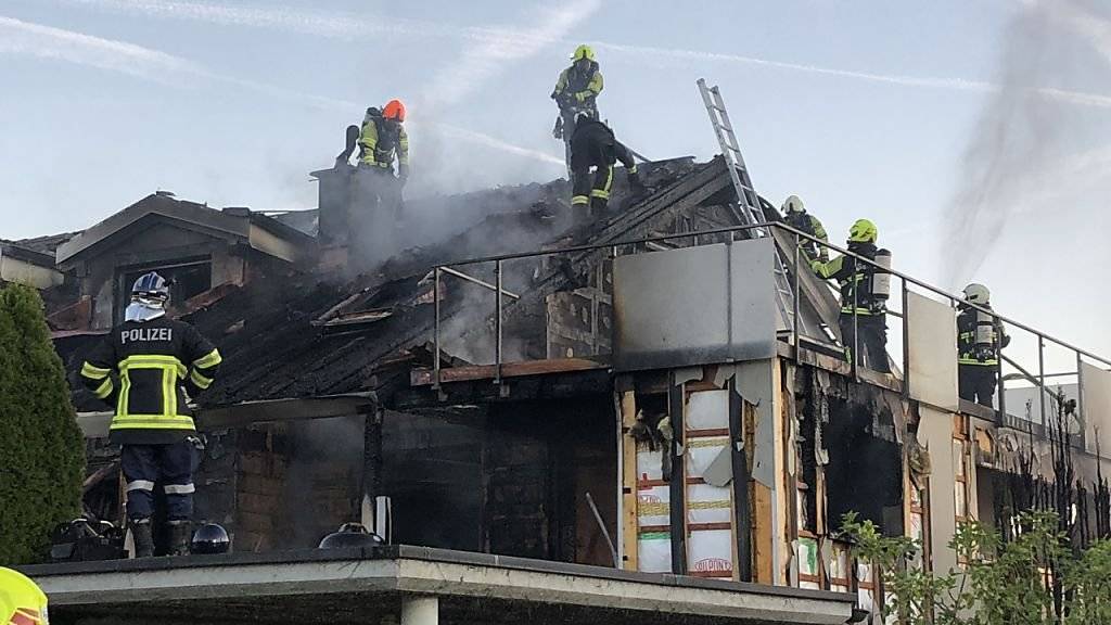 Ein Brand hat am frühen Sonntagmorgen an einem Doppeleinfamilienhaus im aargauischen Boniswil beträchtlichen Sachschaden angerichtet.