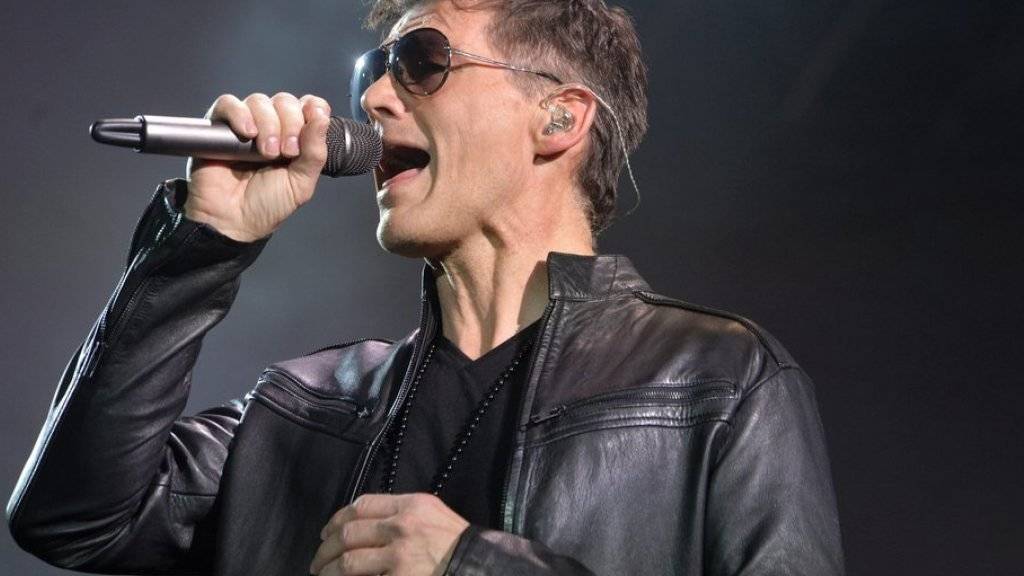 Grosse Sprünge sind nichts für Morten Harket: Der A-HA-Frontmann singt am Konzert im Hallenstadion lieber ausdrucksstark als die Bühne mit Tänzen und grossen Worten zu dominieren.