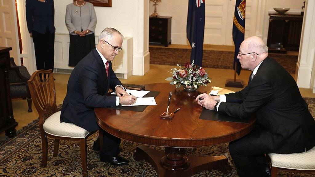 Malcolm Turnbull (links) nach dem Wahlsieg wird von Governor-General Peter Cosgrove als australischer Premier eingeschworen.