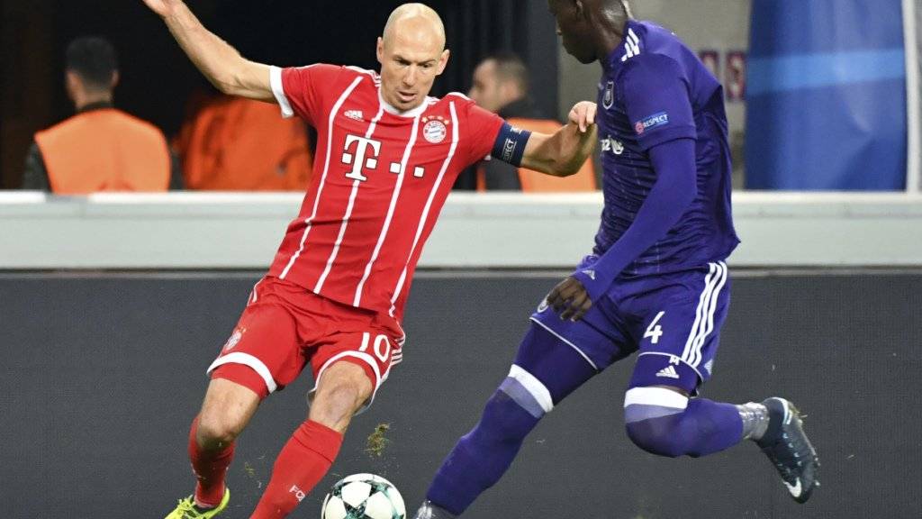 Fällt weiter aus: Bayern Münchens Arjen Robben (li.) verletzte sich im Spiel gegen Anderlecht am Oberschenkel, nun kommen Probleme mit dem Ischias-Nerv dazu