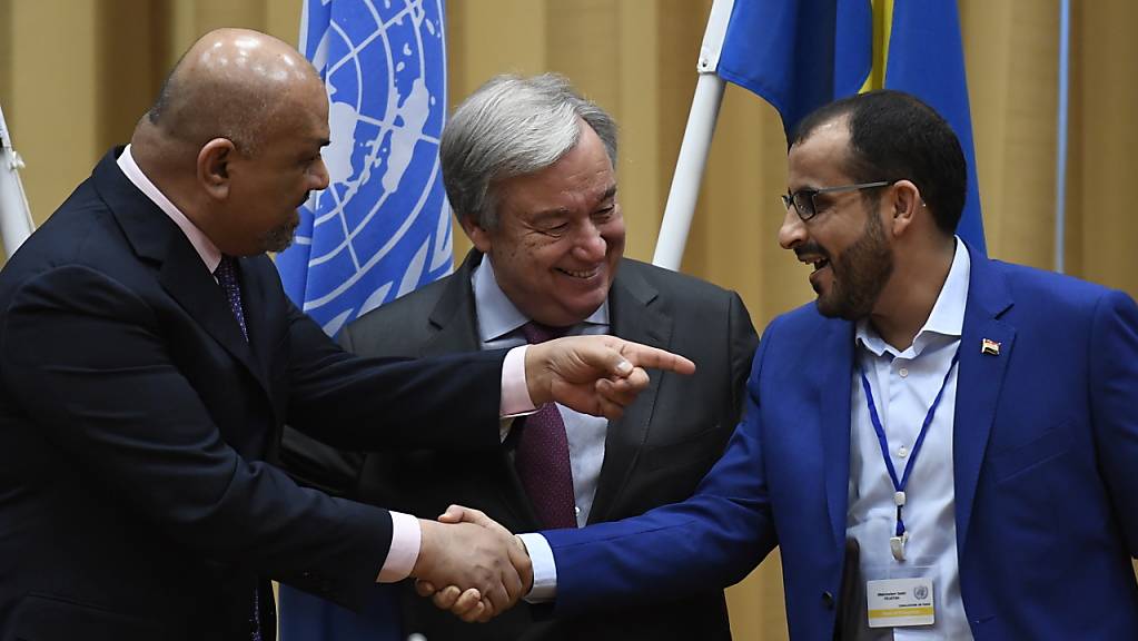 Huthi-Vertreter Mohammed Abdessalem (r) und Jemens Aussenminister Chaled Al Jaman reichten sich in Stockholm in Anwesenheit von Uno-Generalsekretär Antonio Guterres die Hand. Nun steht der Uno-Friedensplan auf der Kippe. (Archivbild)