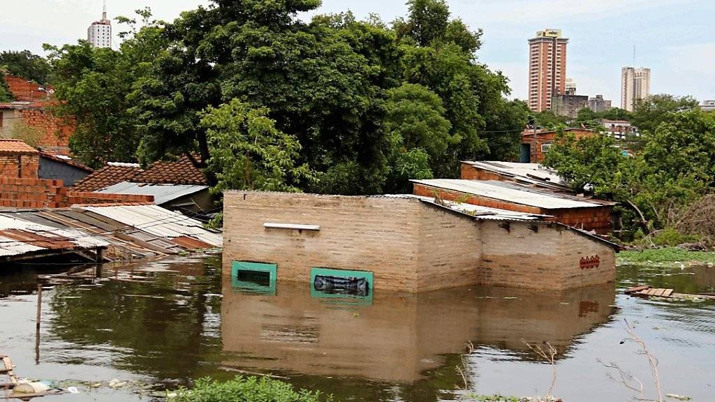 Auch in Südamerika sorgen heftige Regen für Hochwasser - in Paraguay verliessen 100'000 Menschen ihre Häuser.