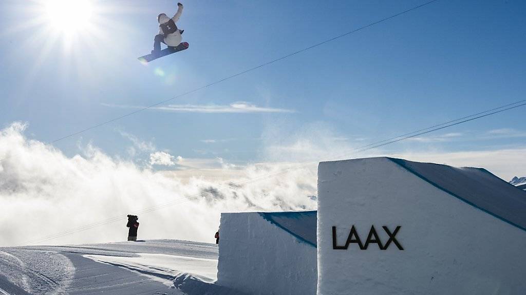 Von solchen Bedingungen wie 2016 konnten die Slopestyle-Snowboarder in Laax heuer nur träumen: sämtliche Wettkämpfe fielen dem schlechten Wetter zum Opfer.