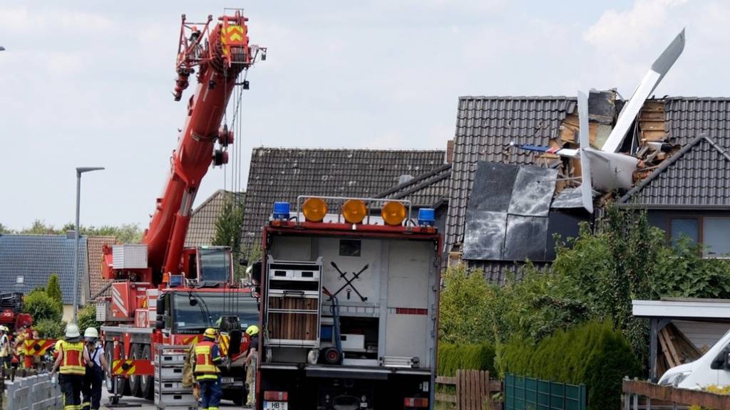 Ein abgestürztes Leichtflugzeug steckt im Dach eines Hauses. Foto: Jörn Hüneke/dpa
