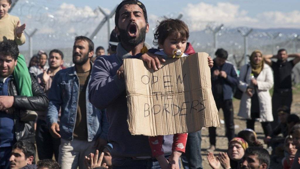 Mazedonien hat den Grenzübergang zum griechischen Idomeni dichtgemacht. Die Flüchtlinge kommen nicht weiter, viele von ihnen machten ihrem Unmut darüber in einer Protestaktion Luft.