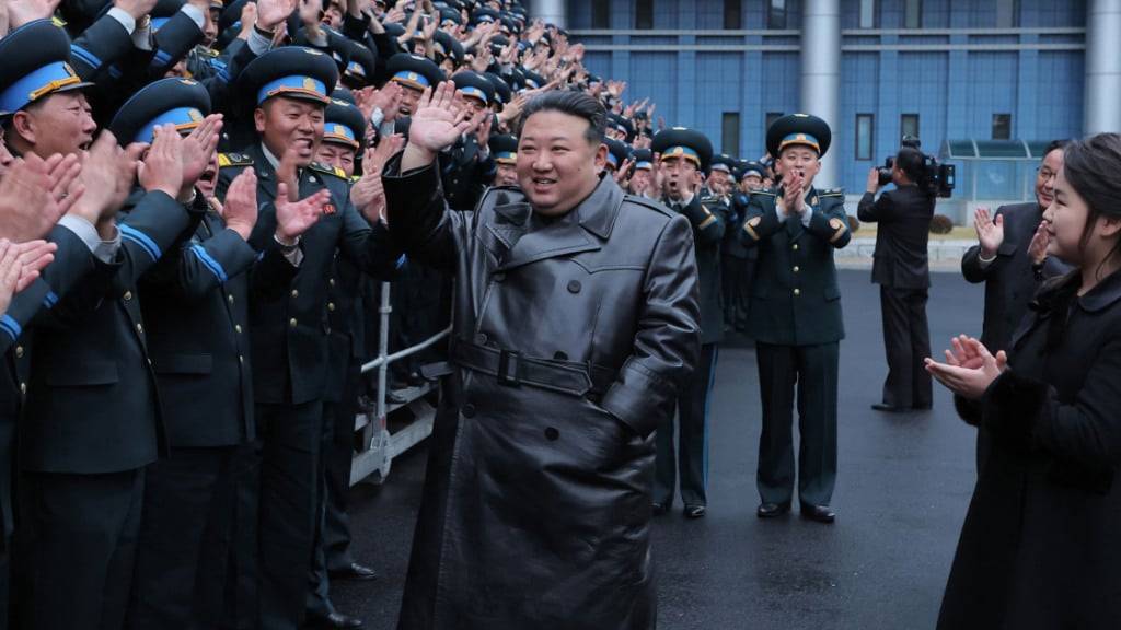  Kim Jong Un, Machthaber von Nordkorea, neben seiner Tochter Ju Ae, steht bei einem Fototerminin der Nationalen Behörde für Luft- und Raumfahrttechnik mit einer Gruppe von Ingenieuren und Wissenschaftlern zusammen. Die Aufnahme stellt die zentrale nordkoreanischen Nachrichtenagentur KCNA zur Verfügung. Foto: Uncredited/KCNA/KNS/dpa 