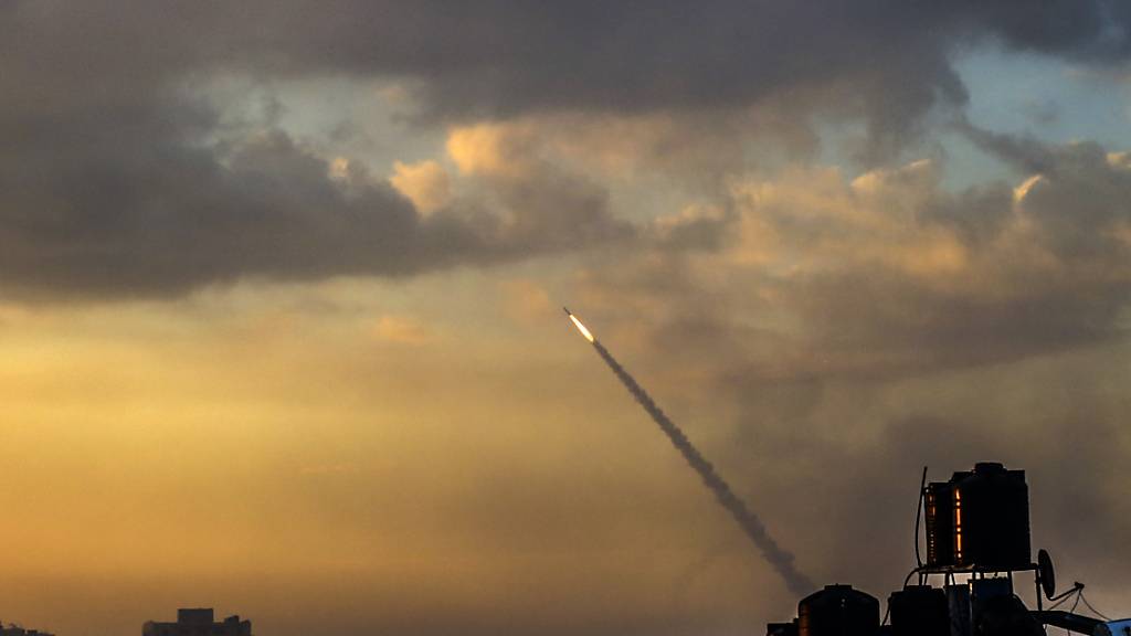 Raketen werden von militanten Palästinensern in Gaza auf Israel abgefeuert. Die islamistische Hamas hat einen großangelegten Überraschungsangriff auf Israel gestartet. Foto: Mahmoud Issa/Quds Net News via ZUMA Press/dpa