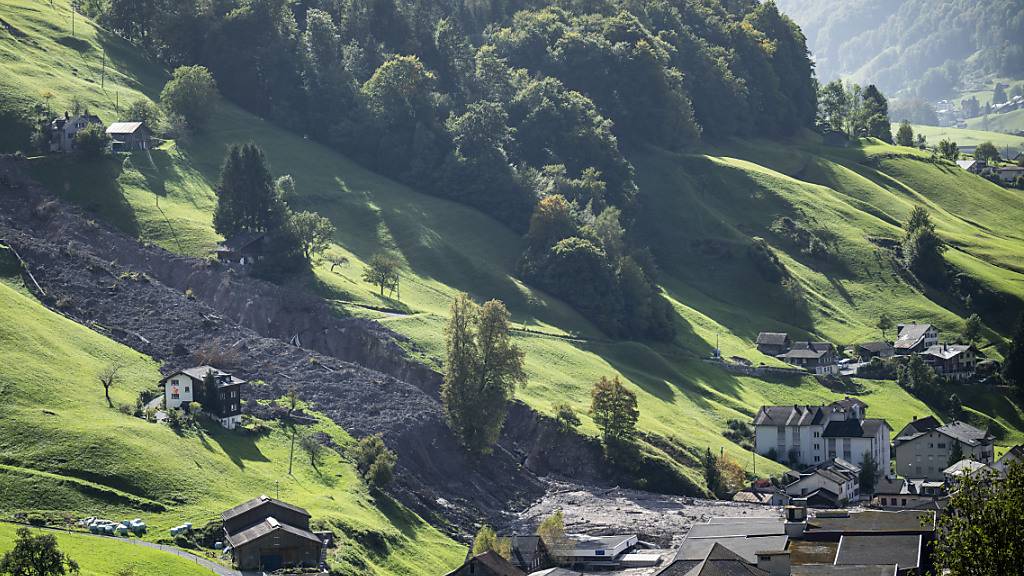 Hier soll nie mehr gewohnt werden. Die Behörden wollen alle Gebäude in der roten Erdrutschzone in Schwanden GL abreissen lassen. (Archivbild)