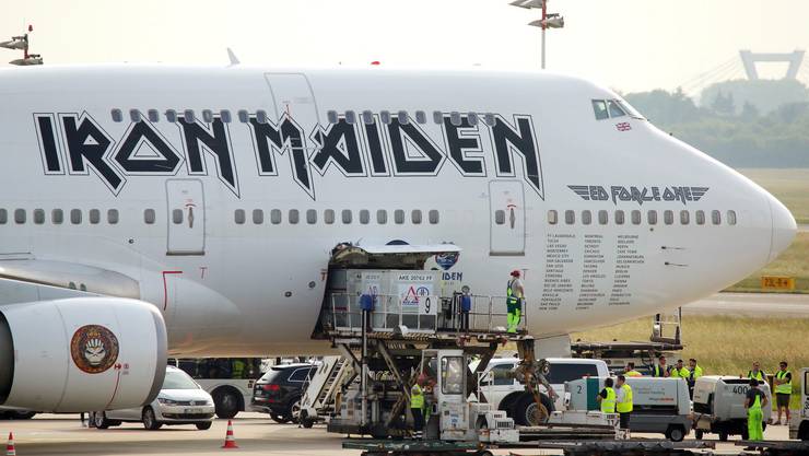 Iron Maiden Parkieren Ihren Jumbo Direkt Neben Prominenten Nachbarn Zurich Limmattal Limmattaler Zeitung