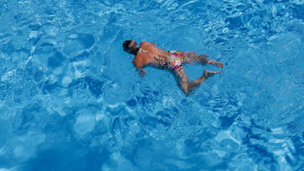 In fast der Hälfte der geprüften Freibäder in Graubünden und Glarus war die Wasserqualität nicht gut. (Symbolbild)