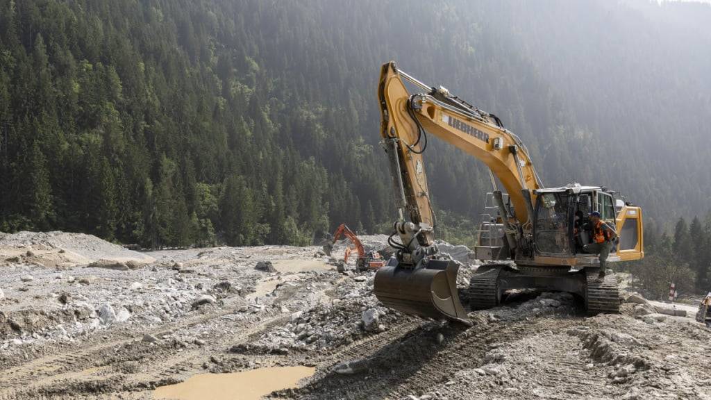 Der obere Teil des Walliser Tals Val de Bagnes wird von Unwetterfolgen geplagt. Im Bild Bauarbeiten am 9. Juni.