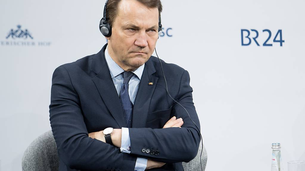 ARCHIV - Radoslaw Sikorski, polnischer Außenminister, aufgenommen am letzten Tag der 60. Münchner Sicherheitskonferenz (MSC) im Hotel Bayerischer Hof. Sikorski will einen Einsatz von Nato-Truppen in der Ukraine nicht ausschließen. Foto: Tobias Hase/dpa