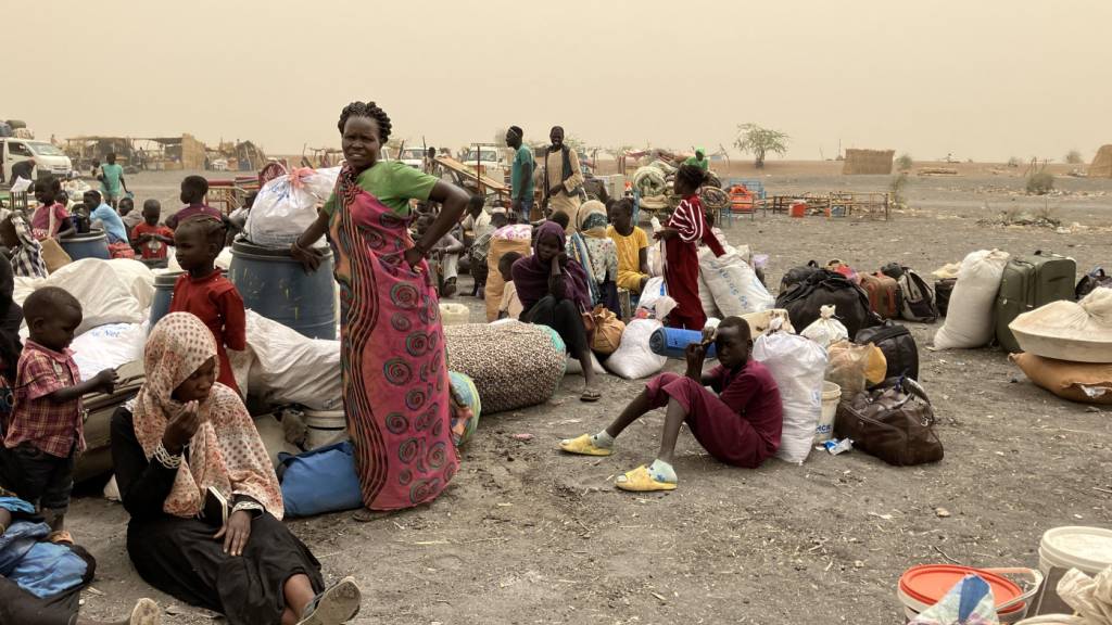 ARCHIV - Flüchtlinge aus dem Sudan warten nach der Überquerung der Grenze in den Südsudan auf einen Transport in das Transitlager der grenznahen Stadt Renk. Foto: Eva-Maria Krafczyk/dpa