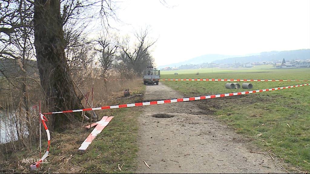 «Achtung Loch» - Strassensperre wegen Biber in Seon AG