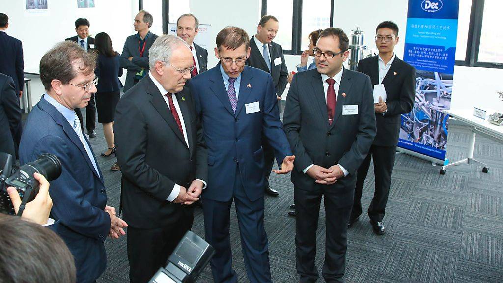 Bundespräsident Schneider-Ammann tauscht sich im neuen Swiss Center Shanghai mit Schweizer Entscheidungsträgern in China aus.