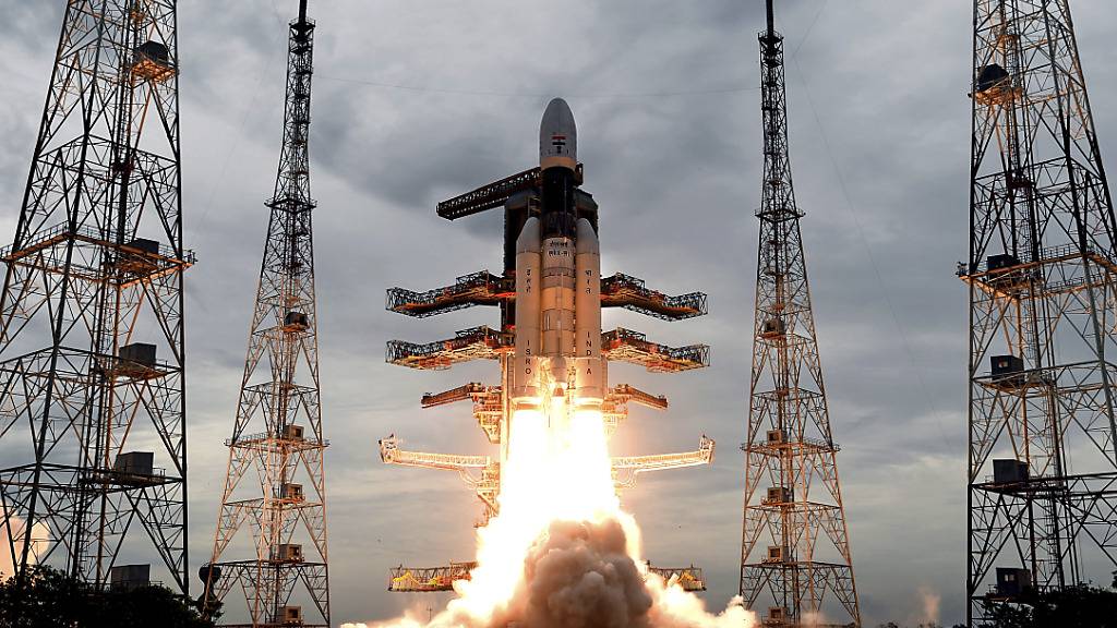 ARCHIV - Dieses Foto, das von der Indian Space Research Organization (ISRO) veröffentlicht wurde, zeigt wie eine Trägerrakete vom Typ GSLV Mark-III mit der unbemannten Sonde «Chandrayaan-2» startet. Bereits zum zweiten Mal versucht Indien ein Weltraumfahrzeug ohne Besatzung auf dem Mond zu landen. Die Mission Chandrayaan-3 soll am Freitag beginnen, teilte die indische Raumfahrtorganisation ISRO im Vorfeld mit. Foto: Indian Space Research Organization/AP/dpa - ACHTUNG: Nur zur redaktionellen Verwendung und nur mit vollständiger Nennung des vorstehenden Credits