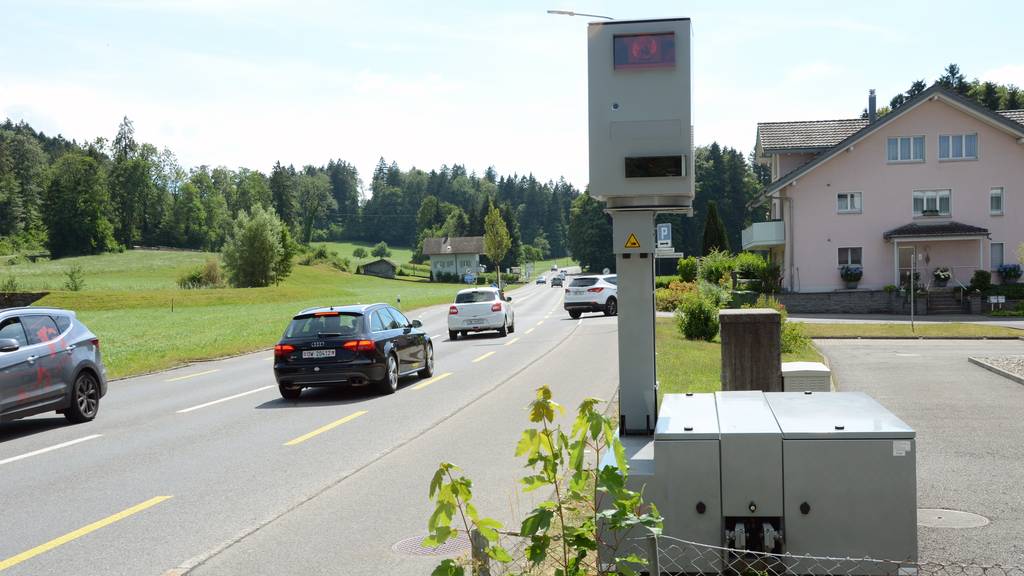 Die semistationäre Radaranlage der Kantonspolizei Nidwalden steht innerorts in St. Jakob. Bild: Martin Uebelhart (Ennetmoos, 29. Juni 2018)